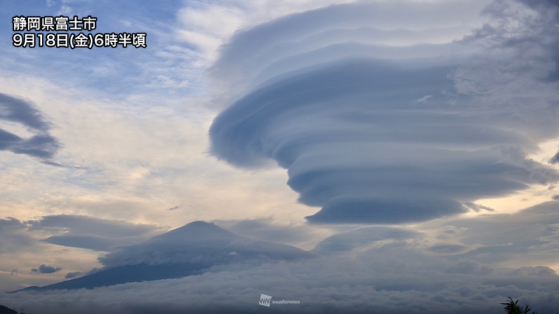 富士山の近くに吊るし雲発生、天気が崩れる前ぶれか？